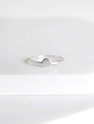 baguette ring . vertical