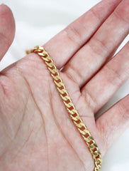 curb chain necklace in hand
