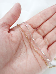 gold and silver dash chain in hand